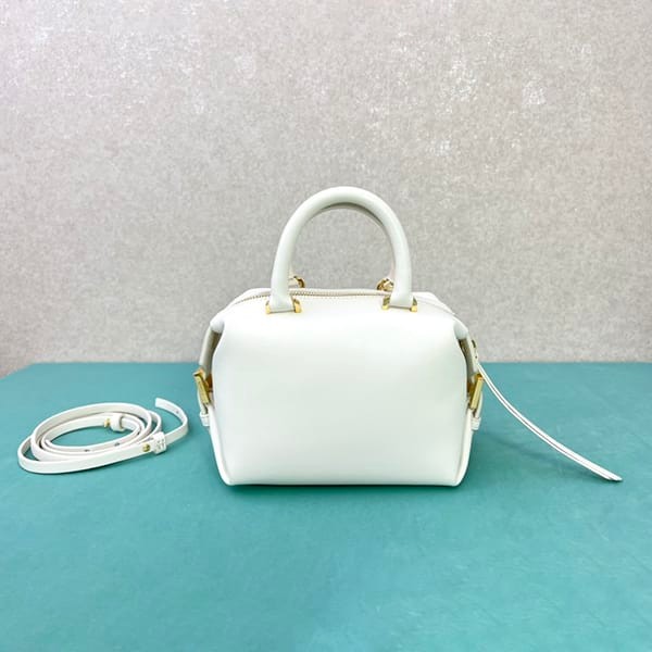 フェンディ スーパーコピー FF Cube レザー ミニバッグ 4色 fey57620
