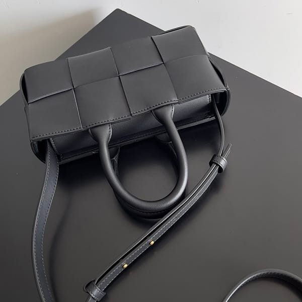ボッテガ ヴェネタ ミニ イーストウエスト アルコ トートバッグ コピー bor79019