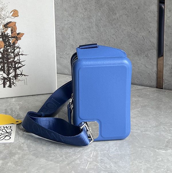 数量限定!ロエベ Molded Sling コピー カーフスキン スリングバッグ B987W42X0