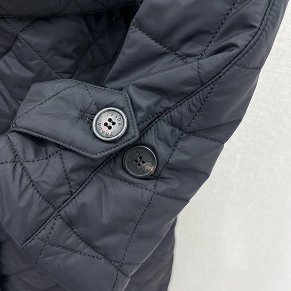 プラダ 軽量Re-Nylon トレンチコート スーパーコピー pup93511