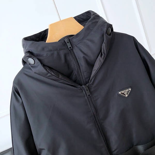 激安価格!プラダ スーパーコピー Re-Nylonダウンジャケット pui04262