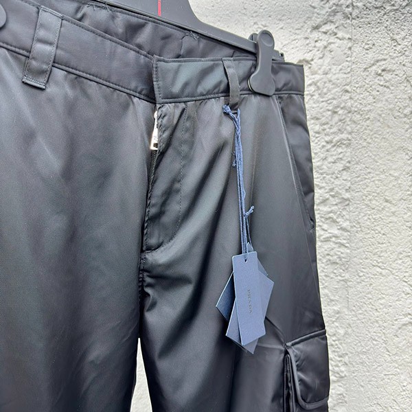 プラダ 偽物 Re-Nylon トライアングルロゴ ナイロンカーゴパンツ pud74035
