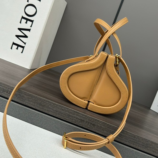 大人気!ロエベ CLASP バック スモール シルクカーフ パチモン lol17586