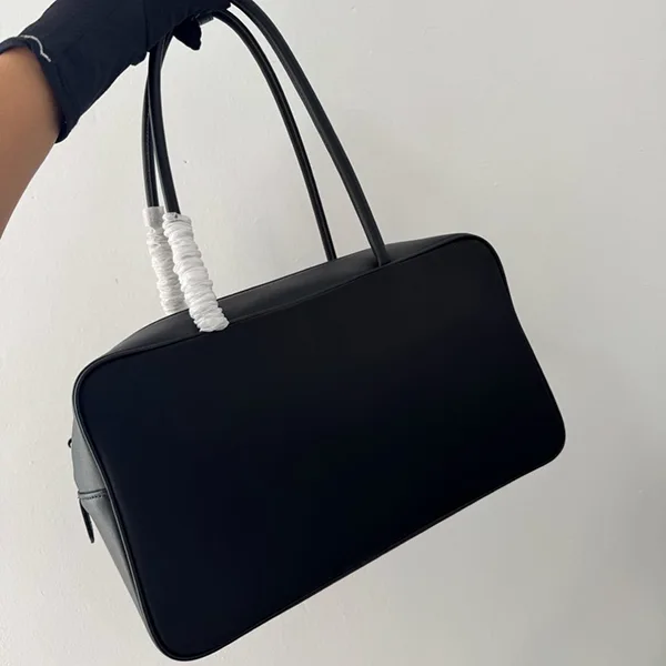 使い勝手良しプラダ レプリカ ミディアム Re-Nylon レザー トップハンドルバッグ pun54170