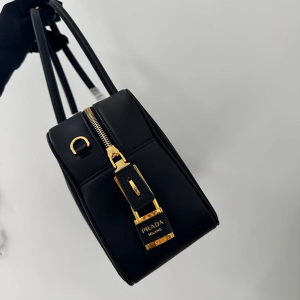 使い勝手良しプラダ レプリカ ミディアム Re-Nylon レザー トップハンドルバッグ pun54170