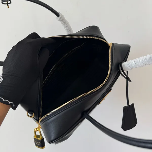 使い勝手良しプラダ レプリカ ミディアム Re-Nylon レザー トップハンドルバッグ pun54170