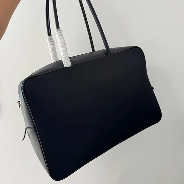 超希少!プラダ Re-Nylon レザー製 ハンドバッグ ラージ フェイク puf75889