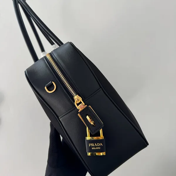 超希少!プラダ Re-Nylon レザー製 ハンドバッグ ラージ フェイク puf75889