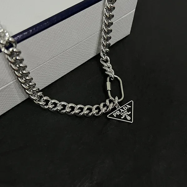 最新でオシャレプラダ コピー商品 ユニセックストロゴ付チェーンネックレス puh95913