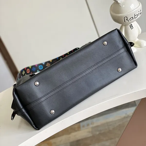 ルイヴィトン ポシェット付きバッグ 偽物 キャリーオール ダーク M13105