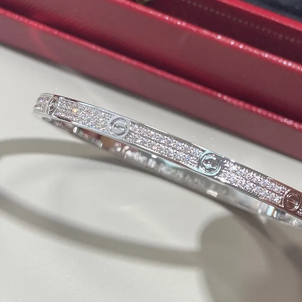 カルティエ LOVE ホワイトゴールド ダイヤモンド ブレスレット コピー パヴェ kat83105