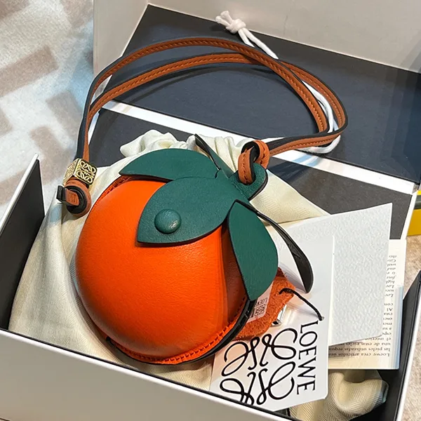 ロエベ バッグチャーム AirPods Pro ケース lov64473