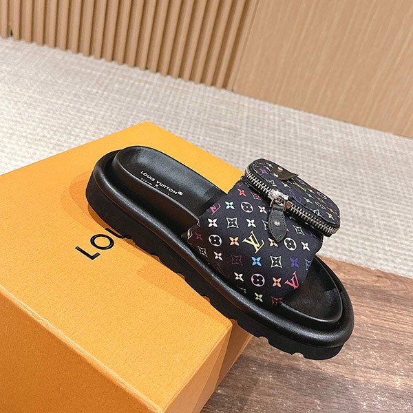村上隆コラボ【ルイヴィトン】LV × TM プールピロー ミュール 偽物 1AGVQY