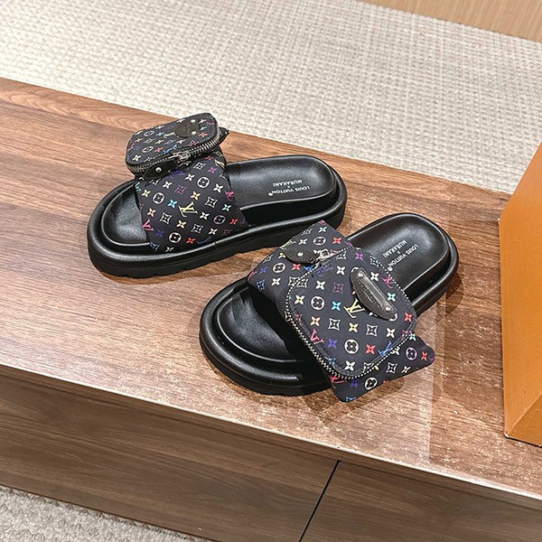 村上隆コラボ【ルイヴィトン】LV × TM プールピロー ミュール 偽物 1AGVQY