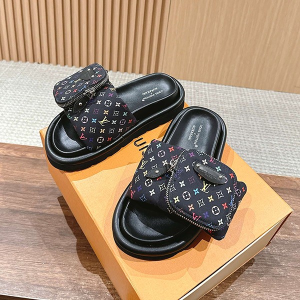 村上隆コラボ【ルイヴィトン】LV × TM プールピロー ミュール 偽物 1AGVQY