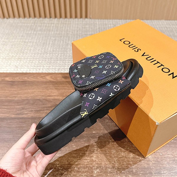 村上隆コラボ【ルイヴィトン】LV × TM プールピロー ミュール 偽物 1AGVQY