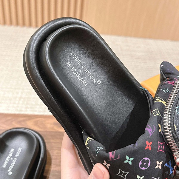 村上隆コラボ【ルイヴィトン】LV × TM プールピロー ミュール 偽物 1AGVQY