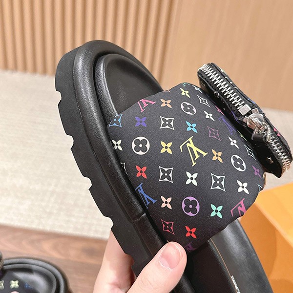 村上隆コラボ【ルイヴィトン】LV × TM プールピロー ミュール 偽物 1AGVQY