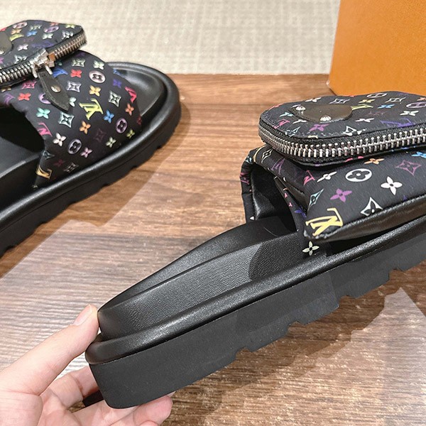 村上隆コラボ【ルイヴィトン】LV × TM プールピロー ミュール 偽物 1AGVQY