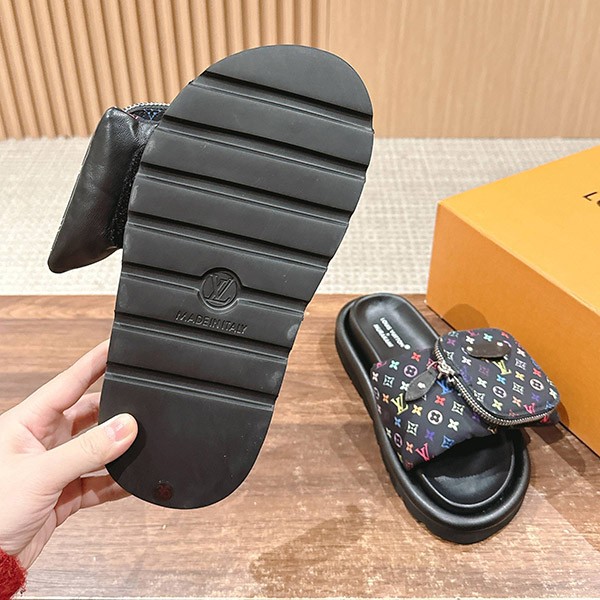 村上隆コラボ【ルイヴィトン】LV × TM プールピロー ミュール 偽物 1AGVQY