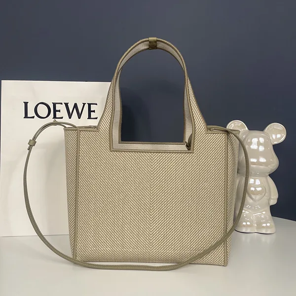 注目★新作 ロエベ レザートリム ナチュラルキャンバストート ロゴ入 ALF1B59X
