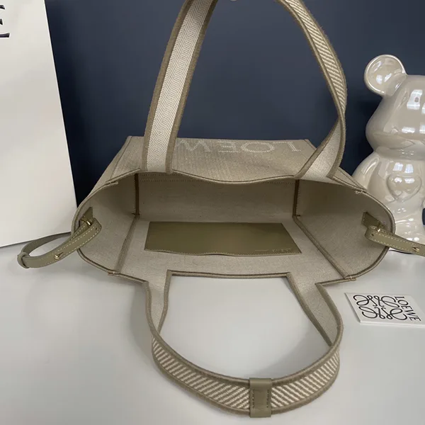 注目★新作 ロエベ レザートリム ナチュラルキャンバストート ロゴ入 ALF1B59X
