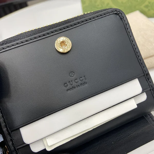 女性の憧れ☆【グッチ】ミニGG エンブレムウォレット コピー 819131FAD6L9741