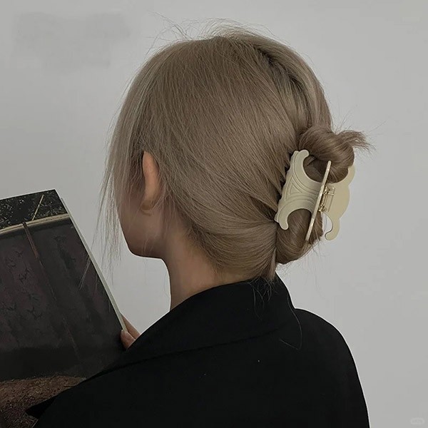 ☆超人気☆セリーヌ トリオンフ ラージ ヘアクリップ 偽物 46Y856CST