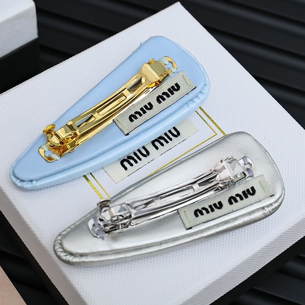 ミュウミュウ 偽物 パテントレザー ヘアクリップ Giftにも☆ 5IF09