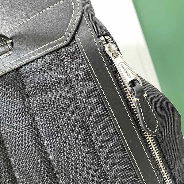n級 おすすめ バーバリー ブラック ナイロン 偽物 ポケット バックパック Baa80728