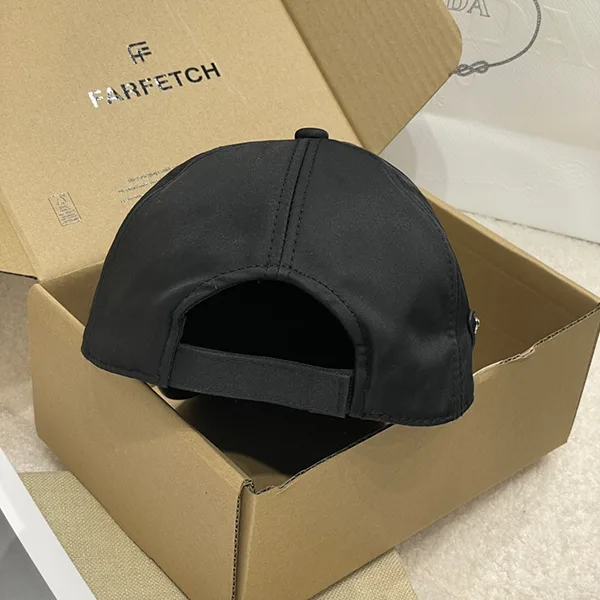 プラダ ロゴ Re-Nylon ベースボールキャップ 偽物 【お洒落☆シンプル】 puy37025