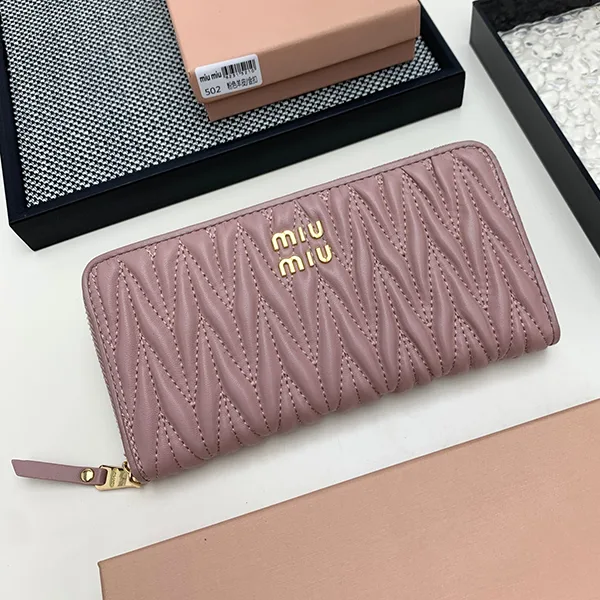 ミュウミュウ 偽物 マテラッセ ジッピーウォレット 長財布 myb37542