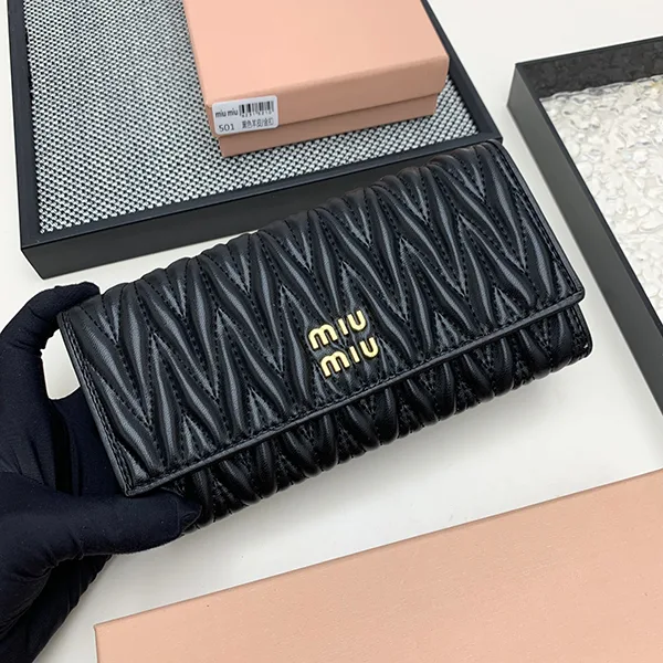 ☆超人気☆ミュウミュウ コピー商品 レザー財布 長財布 マテラッセ myx27709