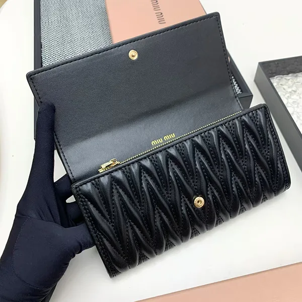 ☆超人気☆ミュウミュウ コピー商品 レザー財布 長財布 マテラッセ myx27709