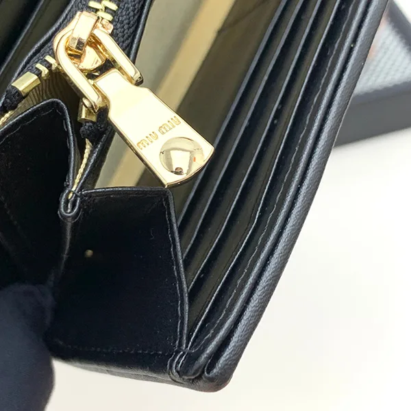 ☆超人気☆ミュウミュウ コピー商品 レザー財布 長財布 マテラッセ myx27709