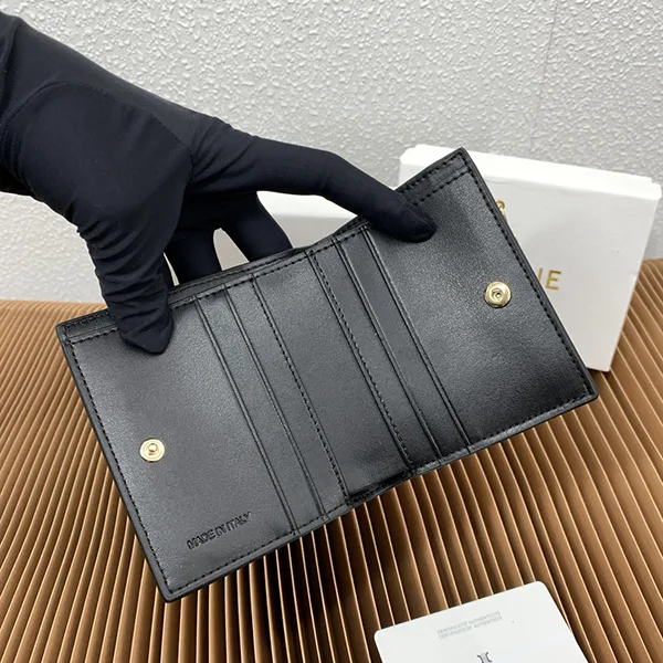 お洒落セリーヌ 贋物 コンパクトウォレット チャーム 財布 2色 Ceb77908
