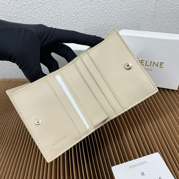 お洒落セリーヌ 贋物 コンパクトウォレット チャーム 財布 2色 Ceb77908