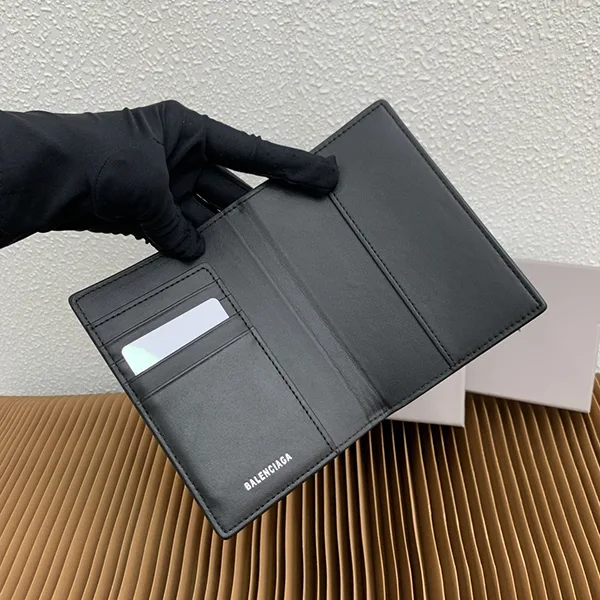 お洒落バレンシアガ 贋物 ロゴパスポートホルダー ブラックカーフスキン baw20636