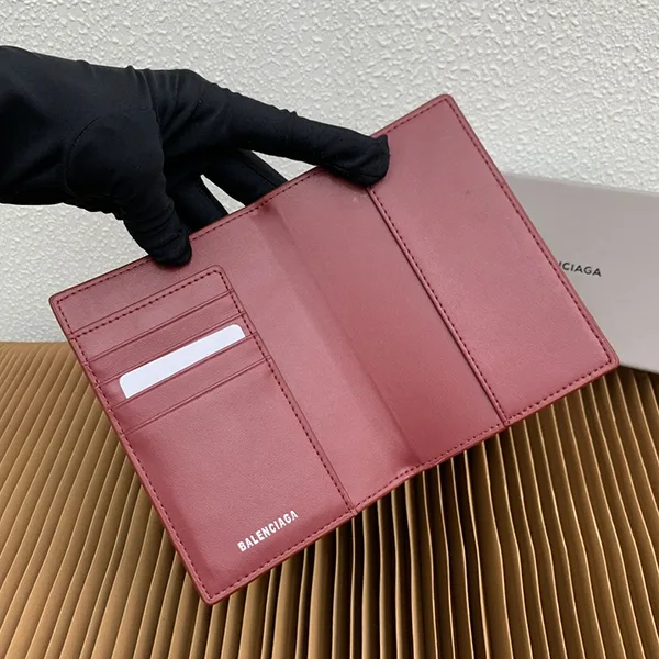 絶対欲しい!バレンシアガ フェイク ロゴパスポートホルダー カーフスキン bac82618