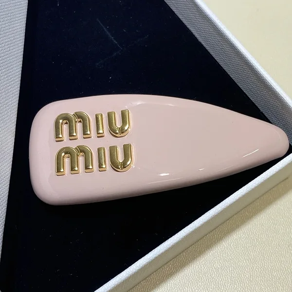 確保済みミュウミュウ レプリカTWICE サナ着用♡パテントレザークラスプ 2色 myy37528