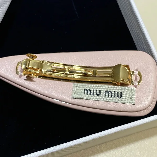 確保済みミュウミュウ レプリカTWICE サナ着用♡パテントレザークラスプ 2色 myy37528
