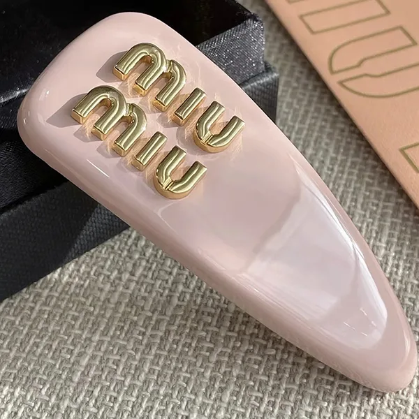 確保済みミュウミュウ レプリカTWICE サナ着用♡パテントレザークラスプ 2色 myy37528