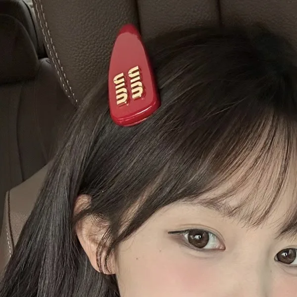 大人気♪ミュウミュウ TWICE サナ着用♡パテントレザークラスプ myi18942
