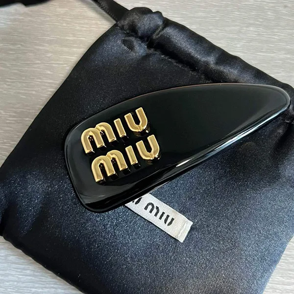 秋冬大セールミュウミュウ n級品 TWICE サナ着用♡パテントレザークラスプ myc42374