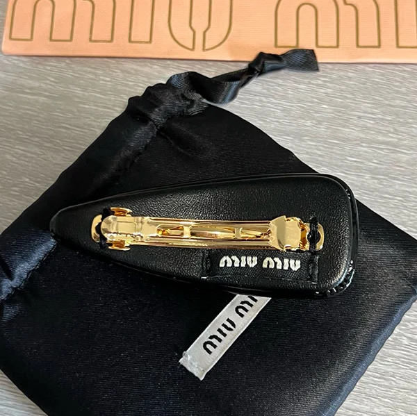秋冬大セールミュウミュウ n級品 TWICE サナ着用♡パテントレザークラスプ myc42374