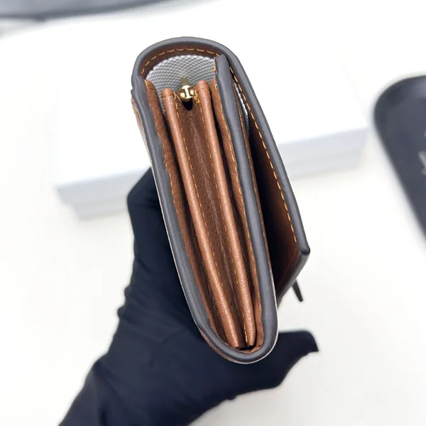 セリーヌ コピー商品 ラージウォレット コンティ サプルカーフスキン Cea05459