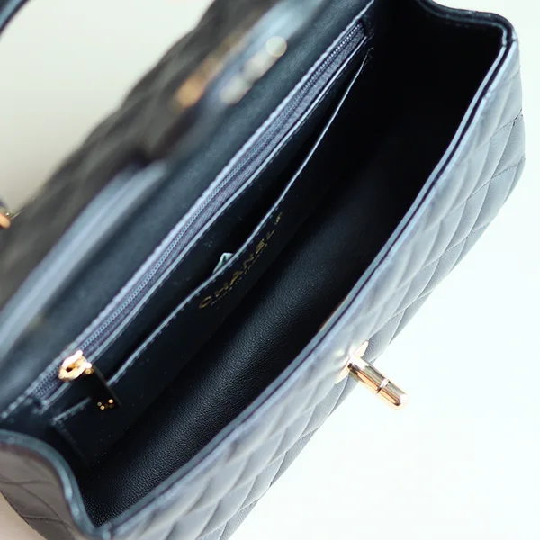 重宝するサイズ♪【シャネル 】ハンドル フラップ バッグ n級品 AS24310