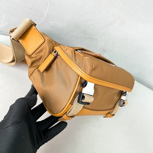 大人気 プラダ◆Re-Nylon レザー ショルダーバッグ クロスボディ 2VH171
