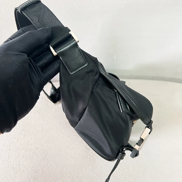 プラダ Re-Nylon レザー ショルダーバッグ クロスボディ 偽物 2VH17