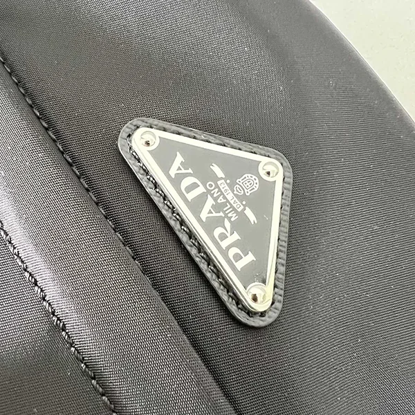 プラダ Re-Nylon レザー ショルダーバッグ クロスボディ 偽物 2VH17